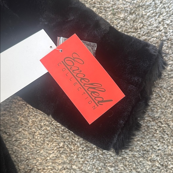 Luxurious Black Faux Fur Coat with Hood - Picture 6 of 6